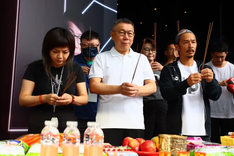 柯文哲跟工作團隊一起祈願表演順利，柯身旁的舞蹈老師藍波表情凝重。彭欣偉攝