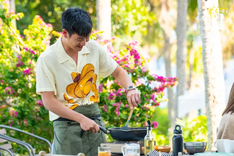 周興哲自願擔任代理店長。TVBS提供