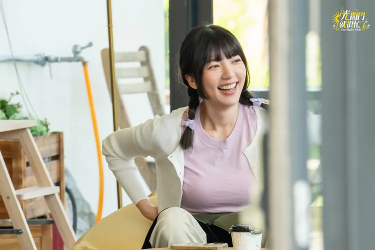 郭雪芙叮嚀代理店長事務。TVBS提供