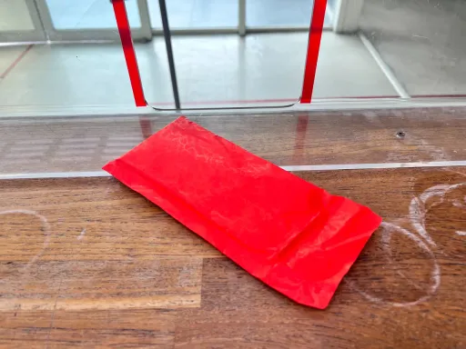 門口出現紅包袋!他一打開見「王郎」 網驚:被鎖定了