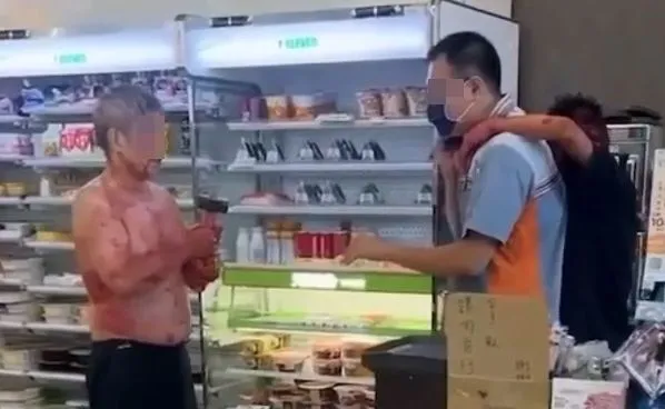 余嫌打死妻子後持榔頭到超商追打兒子，店員勇敢保護被害人不讓余嫌靠近。資料照片