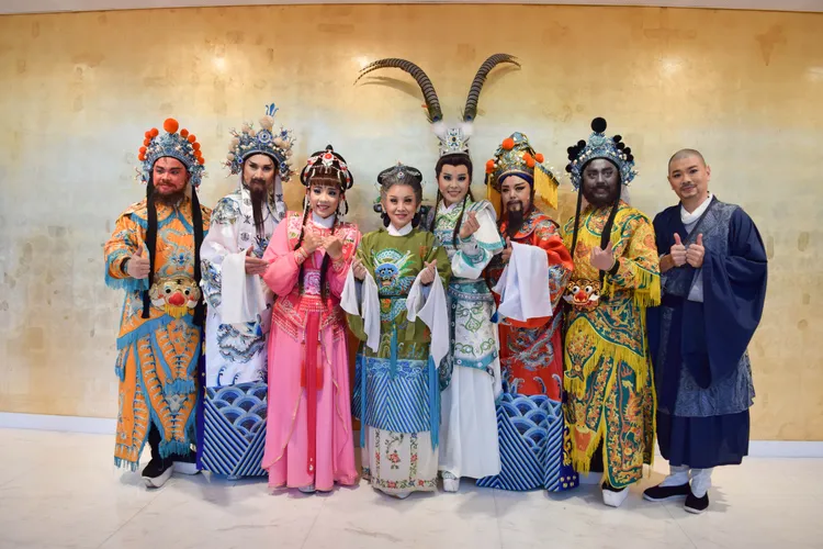 石惠君（中）因佘太君上身過足戲癮。
