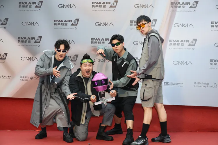 「Robot Swing」帶機器人走紅毯。攝影中心攝