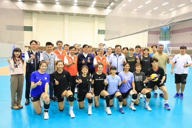 行政院長陳建仁與高雄市長陳其邁今日視察左營國家運動訓練中心，為選手加油打氣。市府提供