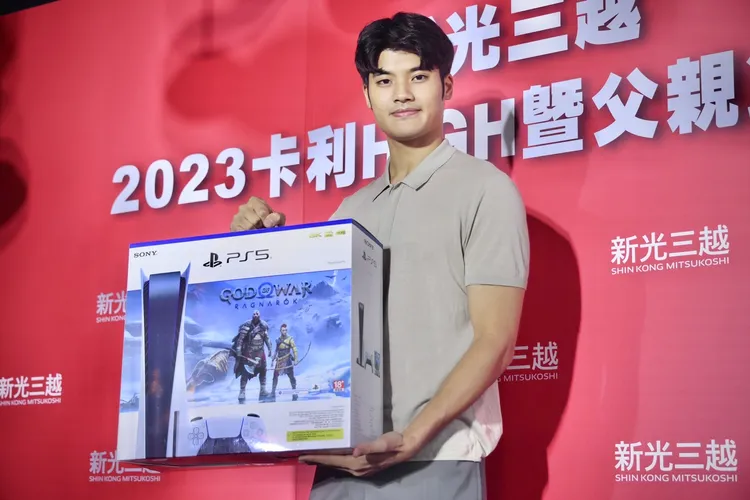 新光三越首曝光「5大男人興趣指南」，包含PS5、大電視。林林攝