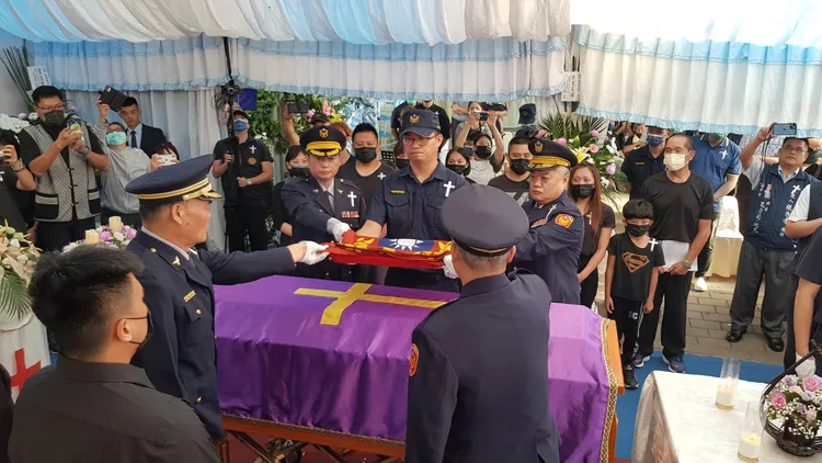 霧峰分局長陳祥麟率各主管在靈柩上覆蓋警旗。警方提供