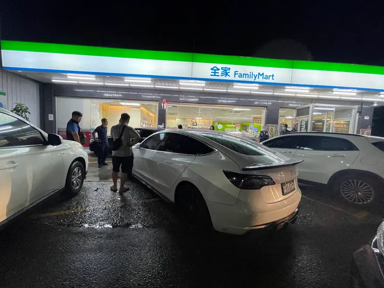 白色特斯拉駕駛將BMW休旅車衝撞進超商內。翻攝畫面