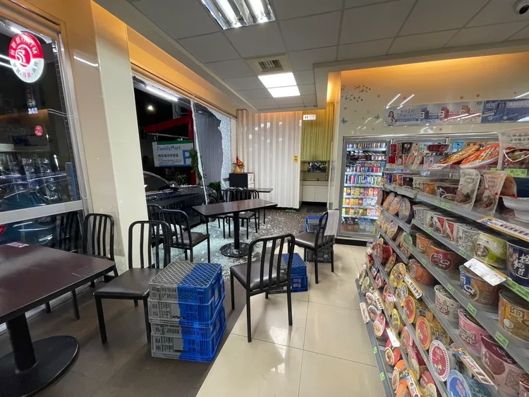 特斯拉駕駛將BMW休旅車衝撞進超商內，超商側門玻璃碎滿地。翻攝畫面