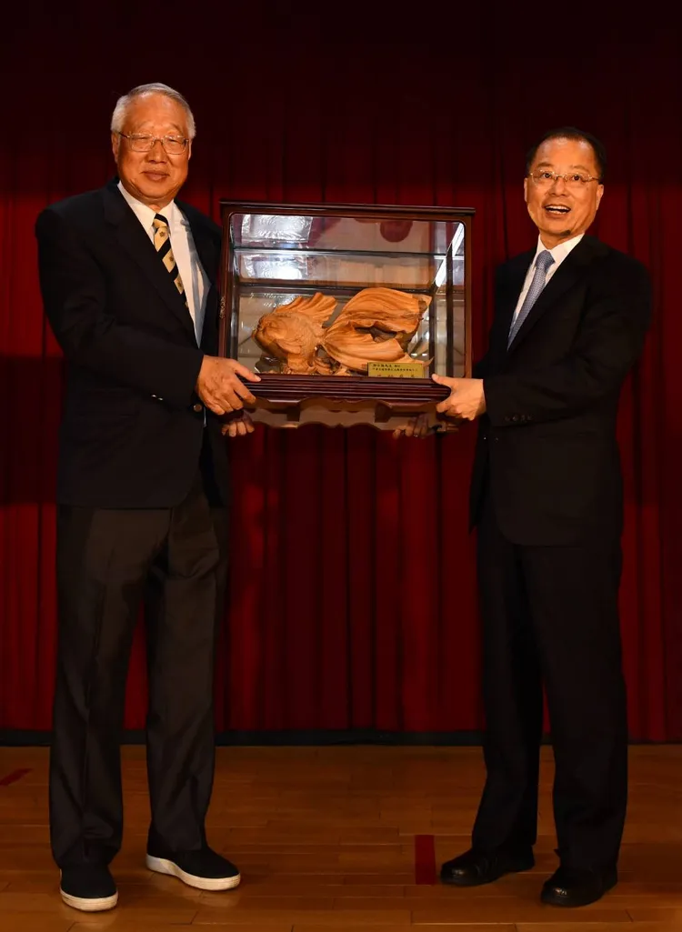 署長黃明昭致贈紀念品予卸任理事長郭台強。翻攝畫面