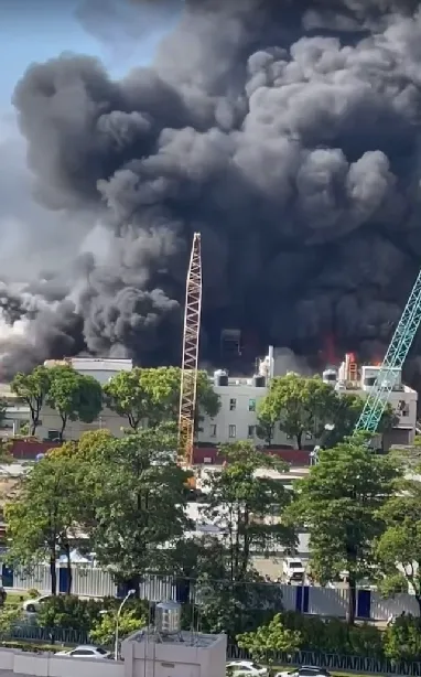 黑色濃煙竄天。翻攝自記者爆料網