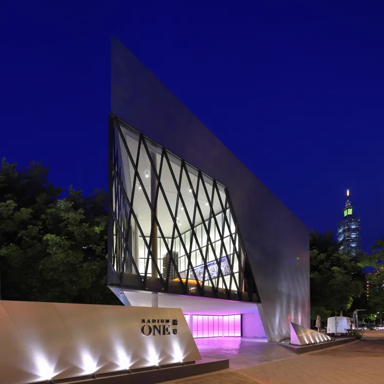 金屬質地的接待會館隱身於大樹濃蔭間，夏夜限定延長營業至晚間21:00，夜未眠的生活玩家不妨親臨感受東區夜晚的魅力。