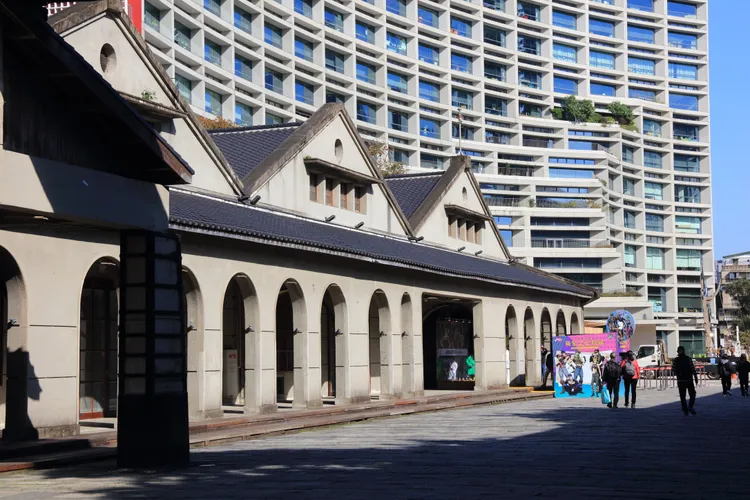 松菸文創園區將與國父紀念館、大巨蛋形成近7萬坪的人文休閒綠藝空間，加上24小時誠品書店，將是日夜都充滿活力的消費聚落。 