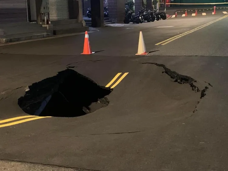 南京西路有掏空情形，出現長約1.5公尺、寬約1公尺、深度約1公尺的坑洞。翻攝議員陳怡君臉書