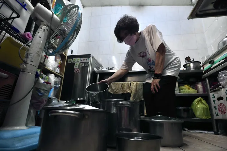 南京西路路面塌陷，民眾生活受到影響。林林攝