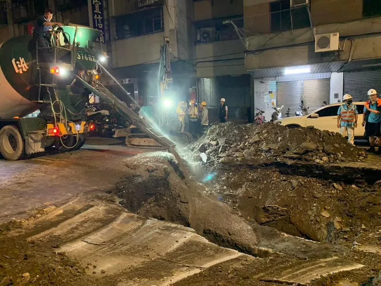 工務局今凌晨緊急通知，西寧北路至環河北路再發現新漏水點，搶修封閉中，用路人請繞道。翻攝議員陳怡君臉書