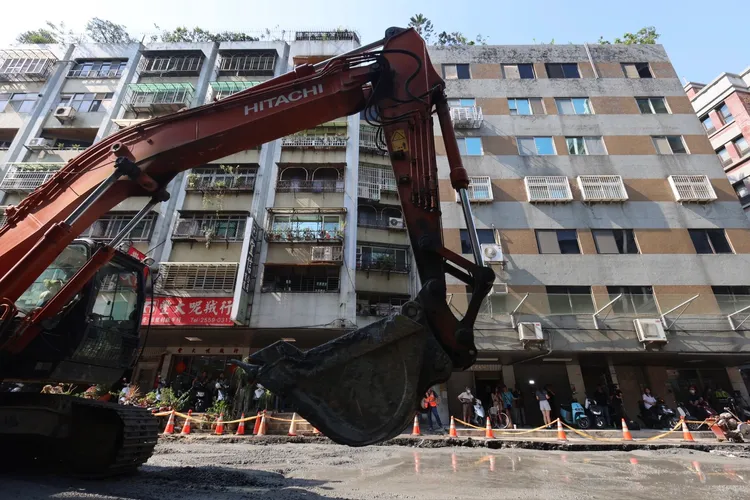 南京西路路面塌陷，施工單位搶修。林林攝