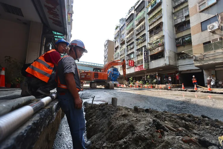 南京西路路面塌陷，施工單位搶修。林林攝