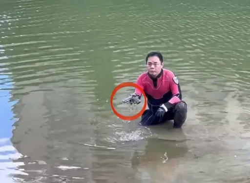 不爽女友前男友網路找碴!糾眾亮槍打他洩憤 凶槍丟湖中照樣撈出