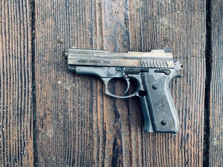 崇嫌丟入湖中的改造手槍。翻攝畫面