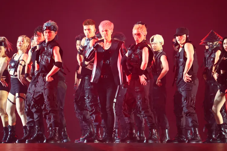 羅志祥率眾舞群嗨唱。彭欣偉攝