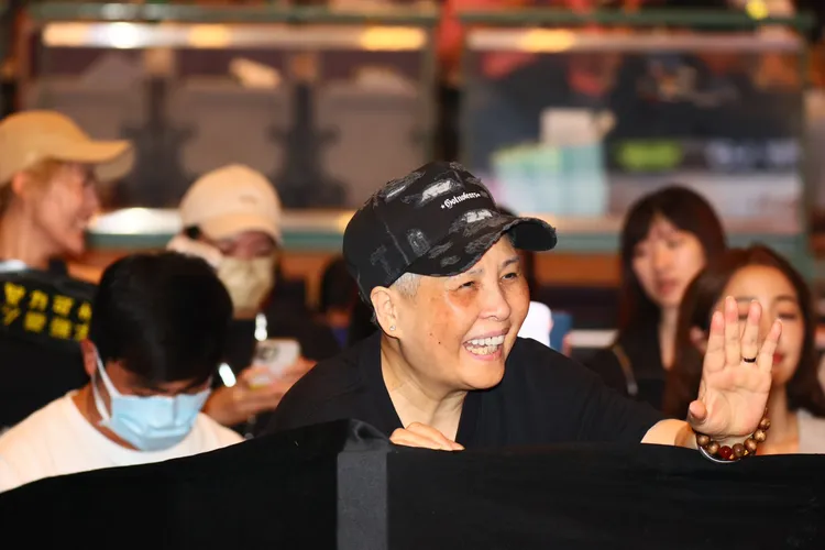 羅媽媽現身小巨蛋觀眾席。彭欣偉攝