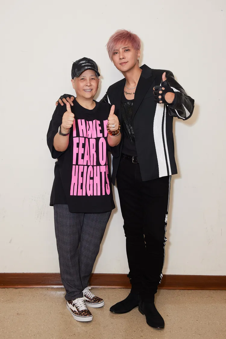 羅志祥在後台跟媽媽開心合照。寬宏藝術X華納音樂提供