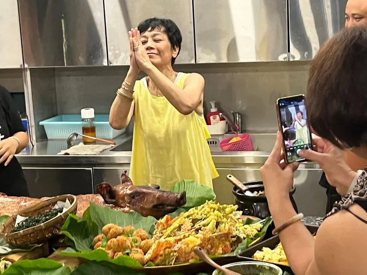 張艾嘉感謝朋友特地來為她慶生。讀者提供