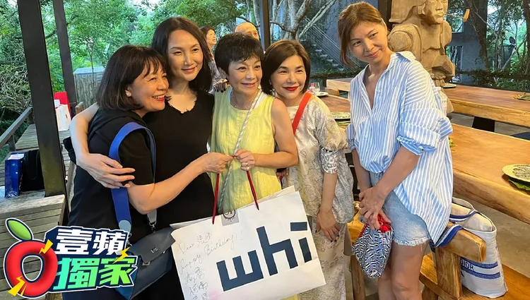 張艾嘉開心切烤乳豬。讀者提供
張艾嘉（中）70大壽在台東慶生，好友胡瓜前妻秀秀（右起）、張清芳、柯震東媽媽（左二）都來為她祝壽。讀者提供