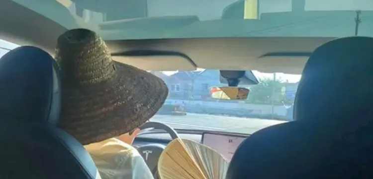 在車內戴草帽。翻攝快科技