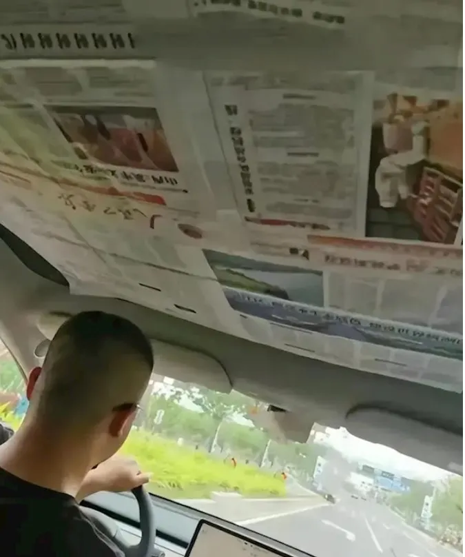 在車頂貼滿報紙。翻攝快科技