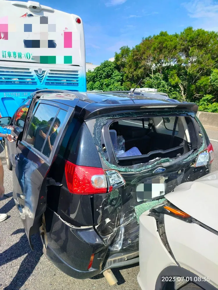 車禍現場4部大小車追撞。國道警方提供