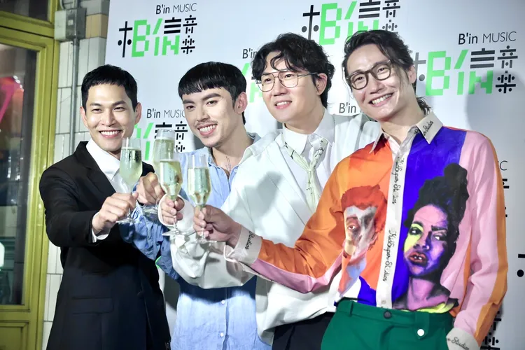 HUSH（左二）和同門的宇宙人開心慶功。林林攝