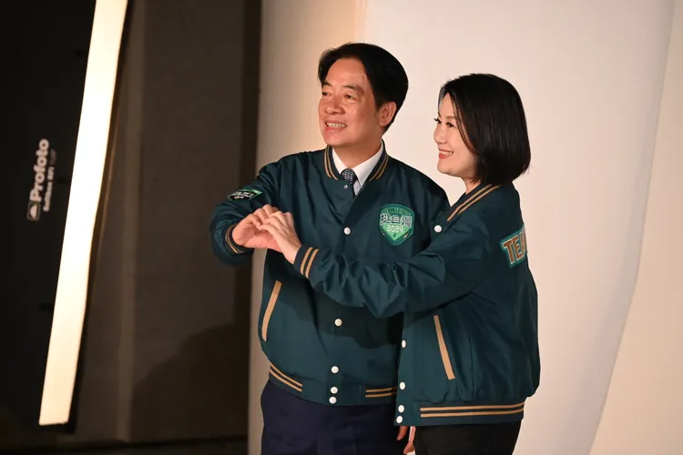 賴清德和立委吳思瑤齊比愛心。賴競辦提供