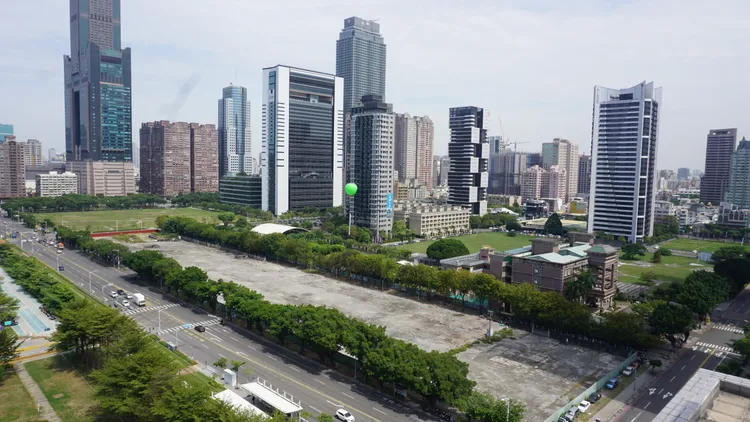 新灣區內許多豪宅，造就富人群居。葉家銘攝