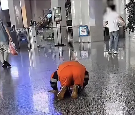 清潔阿姨弄髒民眾衣服 浙江火車站下跪磕頭道歉