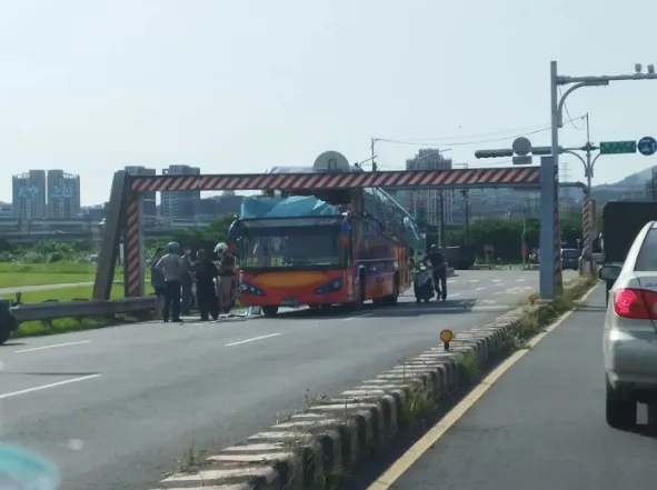 遊覽車司機因路況不熟，直接撞上限高架。取自爆廢公社二館