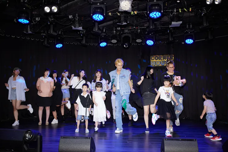 吳克群記者會上帶動小朋友唱跳。滾石唱片提供