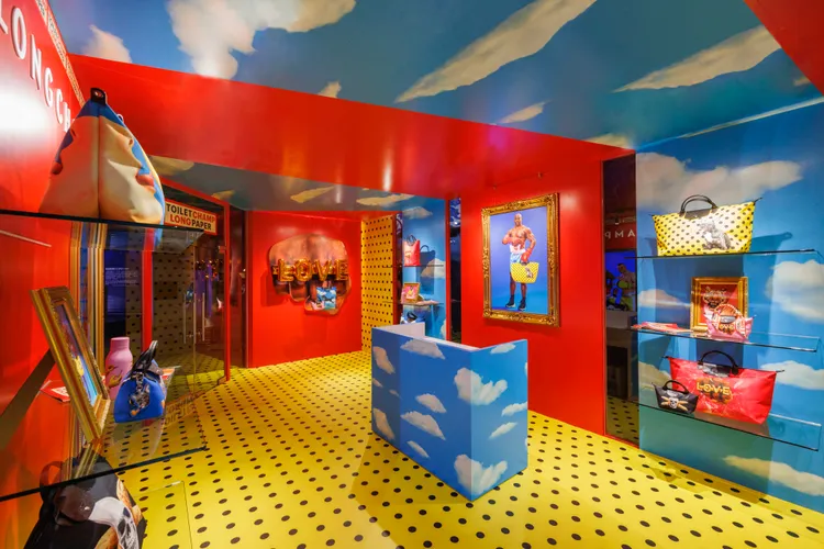 即日起至7月30日止於藍晒圖文創園區開出的LONGCHAMP x TOILETPAPER聯名系列快閃店。品牌提供