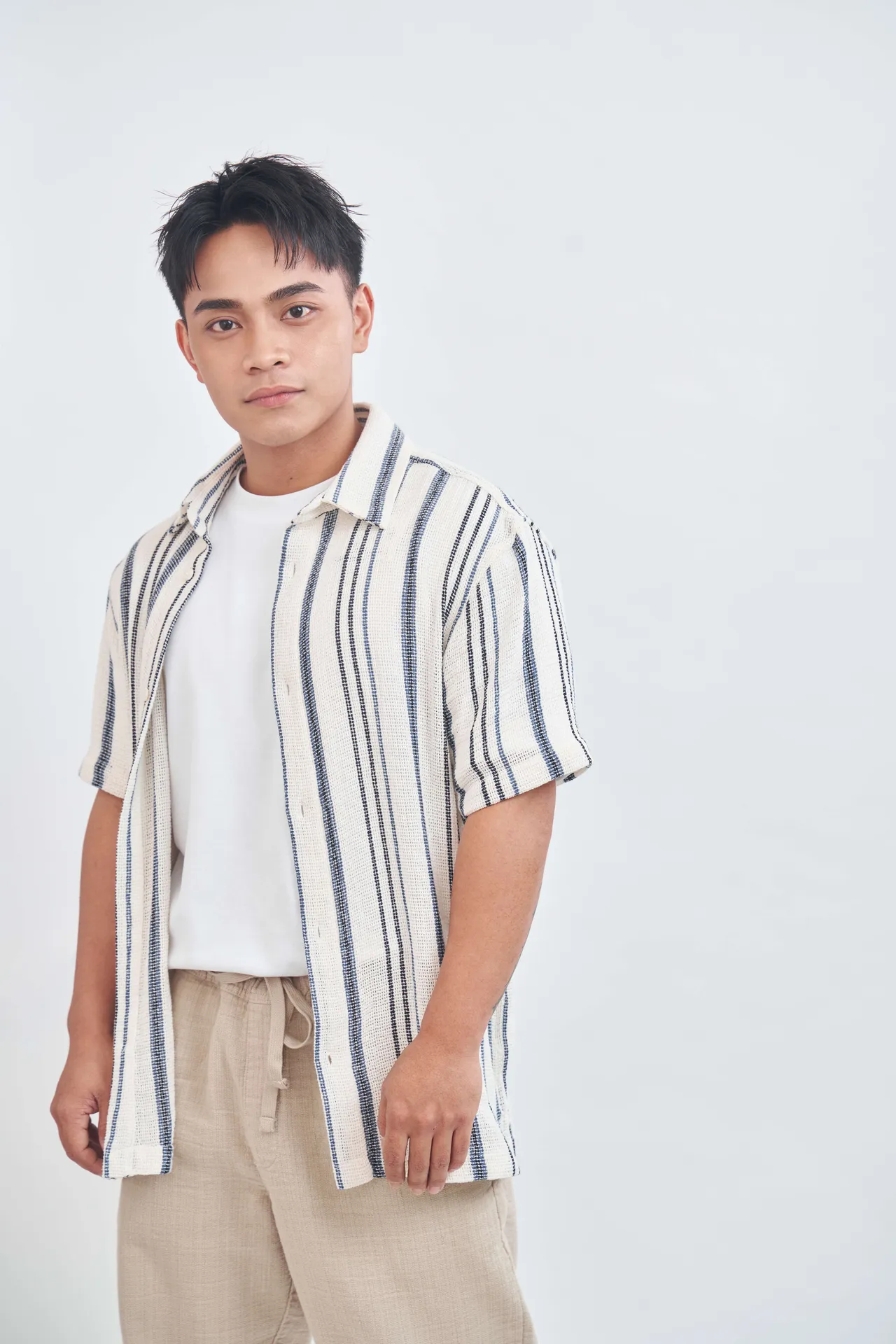 邱軍演唱戲劇《八尺門的辯護人》插曲《隨波逐流》。索尼音樂提供