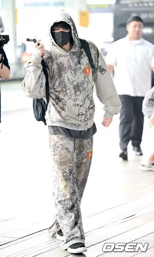 Jung Kook今於仁川機場被捕捉到的棉褲運動服，出自巴黎時裝屋BALENCIAGA 2023春夏系列，全套要價超過13萬元。翻攝OSEN網站