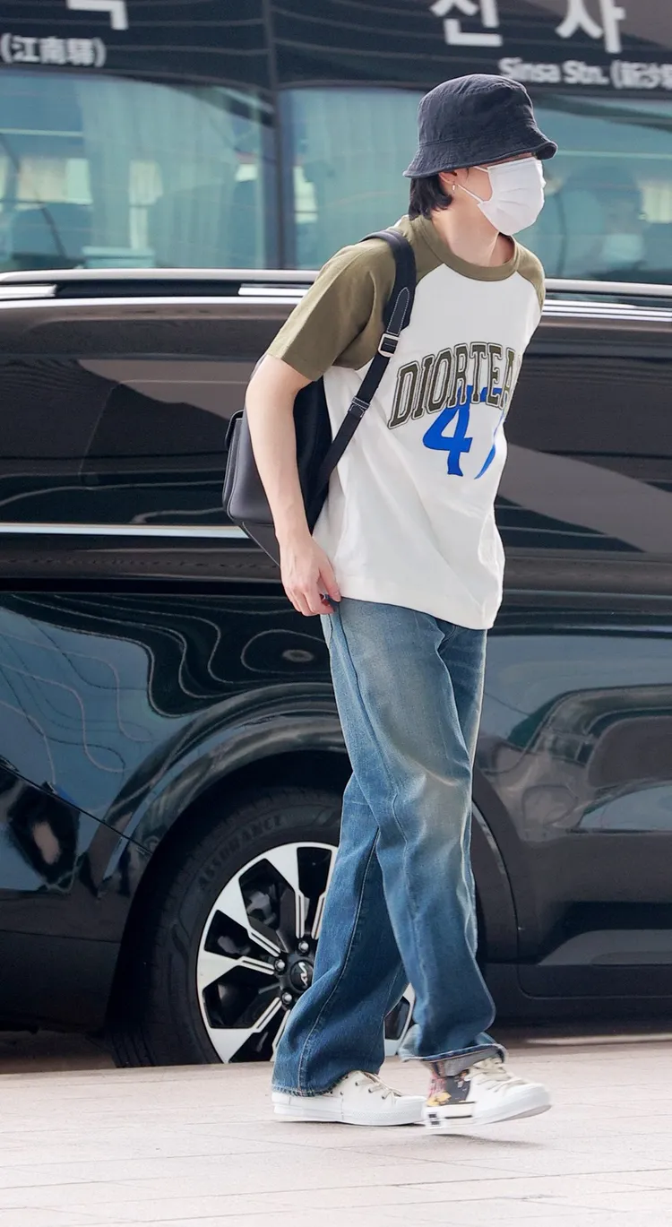 今年晉升法國精品DIOR形象大使的成員Jimin，日前穿上明天才將正式上市的Dior Tears膠囊系列T恤、牛仔褲現身機場。品牌提供
