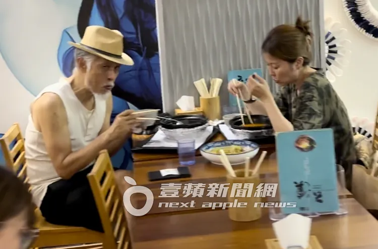 比莉前夫周禹侯（左）雖然白髮蒼蒼，穿著打扮依舊時髦有型，桃花不斷。特勤中心攝