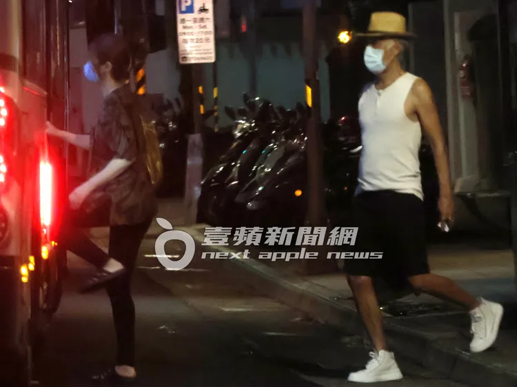 周禹侯（右）與輕熟女搭乘捷運後，在西門町轉搭公車準備上車。特勤中心攝