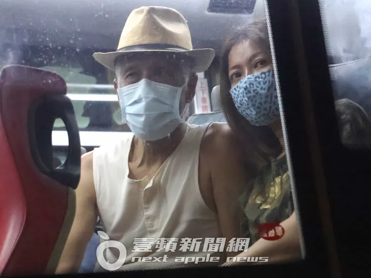 周禹侯（左）與輕熟女緊靠依偎彼此，不約而同一致望向公車窗外，欣賞同一片美景。特勤中心攝