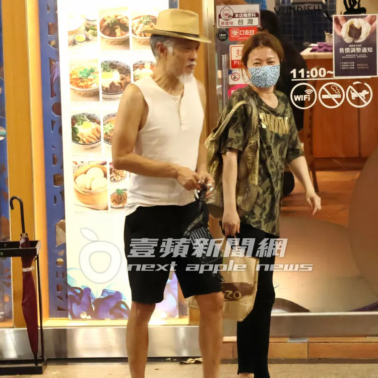 周禹侯（左）飯後掏出1根香菸，準備哈上幾口。特勤中心攝