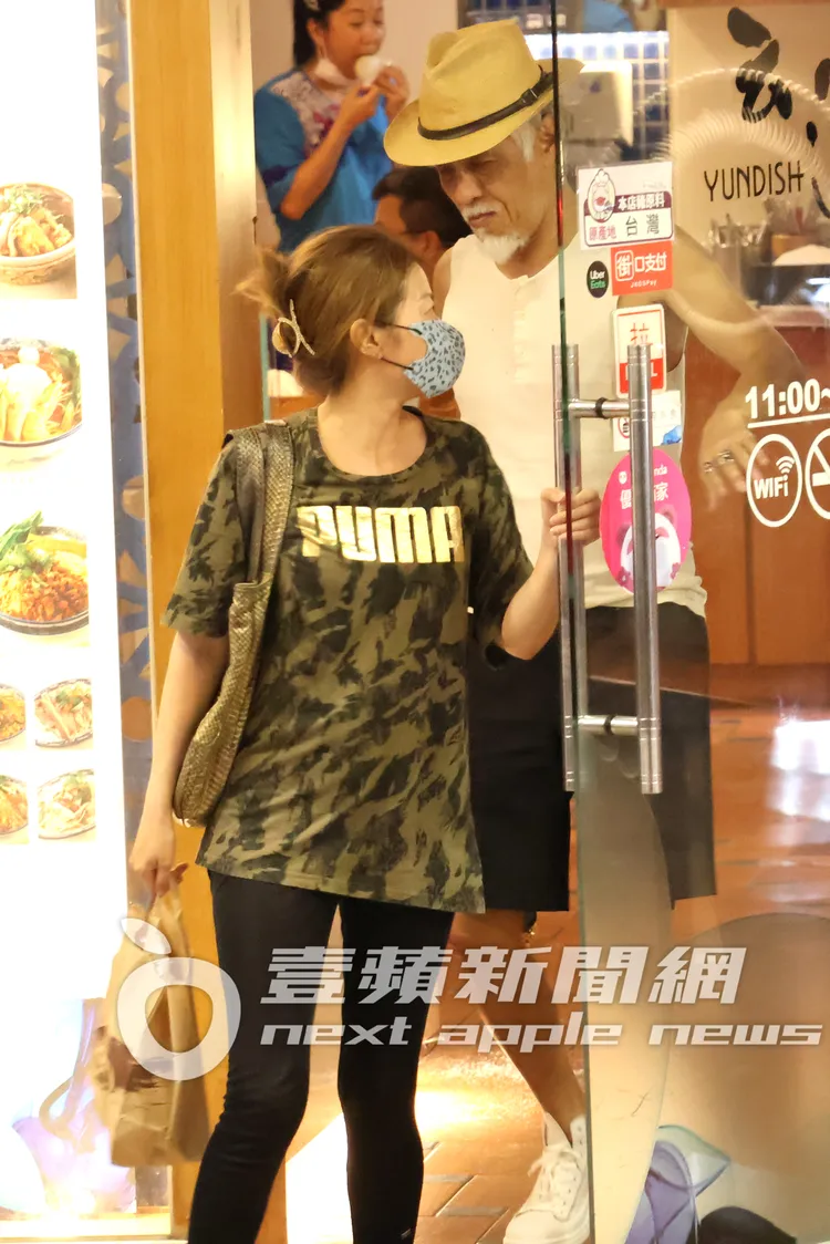 餐畢，神似Summer的輕熟女（左），貼心幫周禹侯開門，看起來感情不錯。特勤中心攝