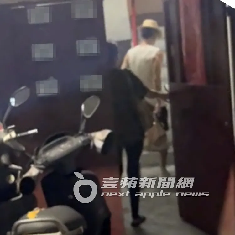 周禹侯（右）與輕熟女轉搭公車在新莊下車，一同返回愛巢。特勤中心攝