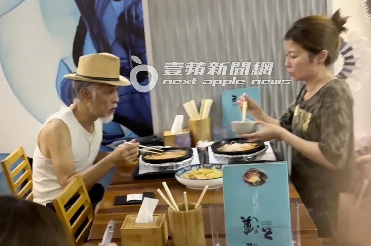 比莉前夫周禹侯（左）白髮蒼蒼，和神似蕭敬騰未婚妻Summer的熟女，共進雲南菜約會。特勤中心攝