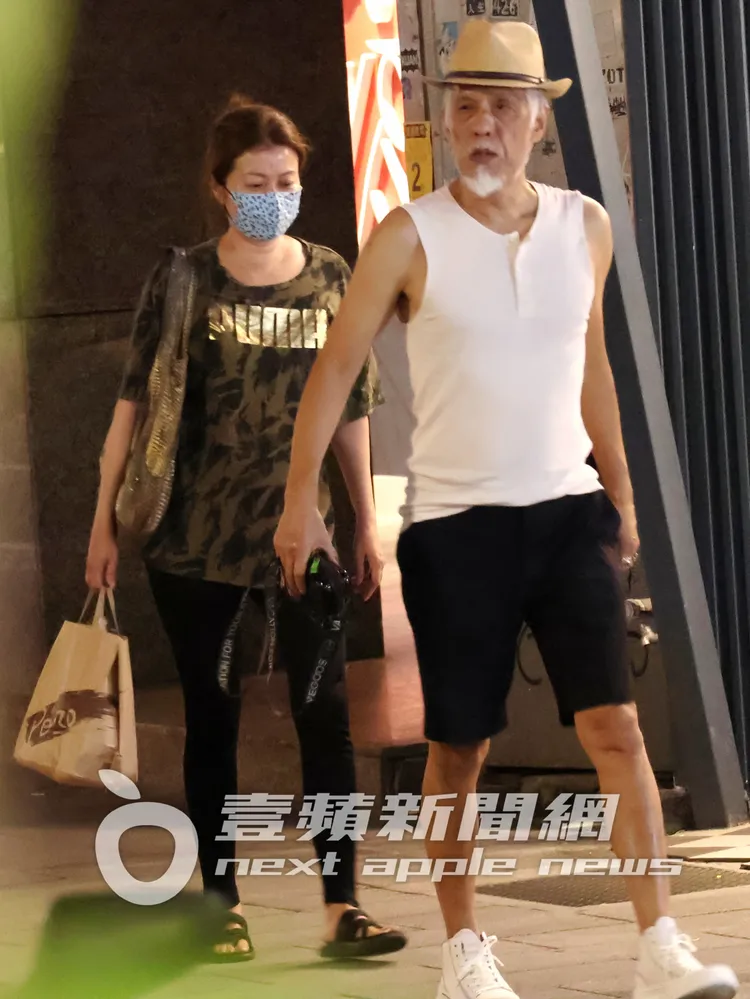 比莉前夫周禹侯（右）手拿名牌時尚化妝包，輕熟女緊跟在後，豔福不淺。特勤中心攝