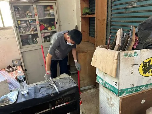 弱勢家庭囤積物不利幼兒成長 竹縣社工出任務!幫清理還乾淨生活環境